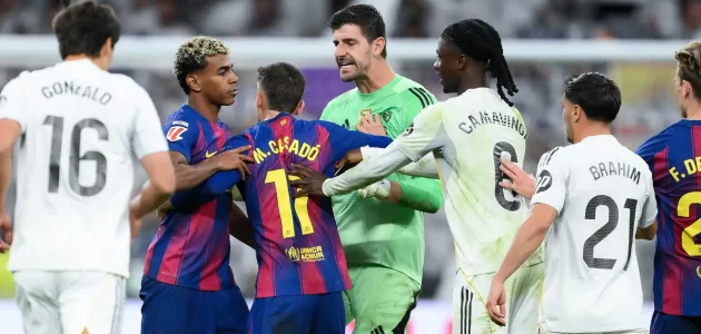 تشكيل برشلونة وريال مدريد الرسمي في الكلاسيكو.. مفاجأة من فليك وعودة كورتوا
